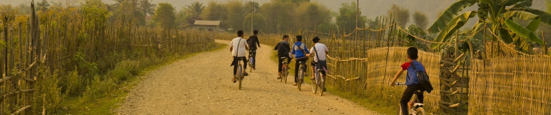 enfants vélo vang vieng laos