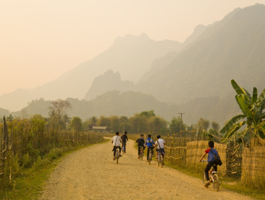enfants vélo vang vieng laos