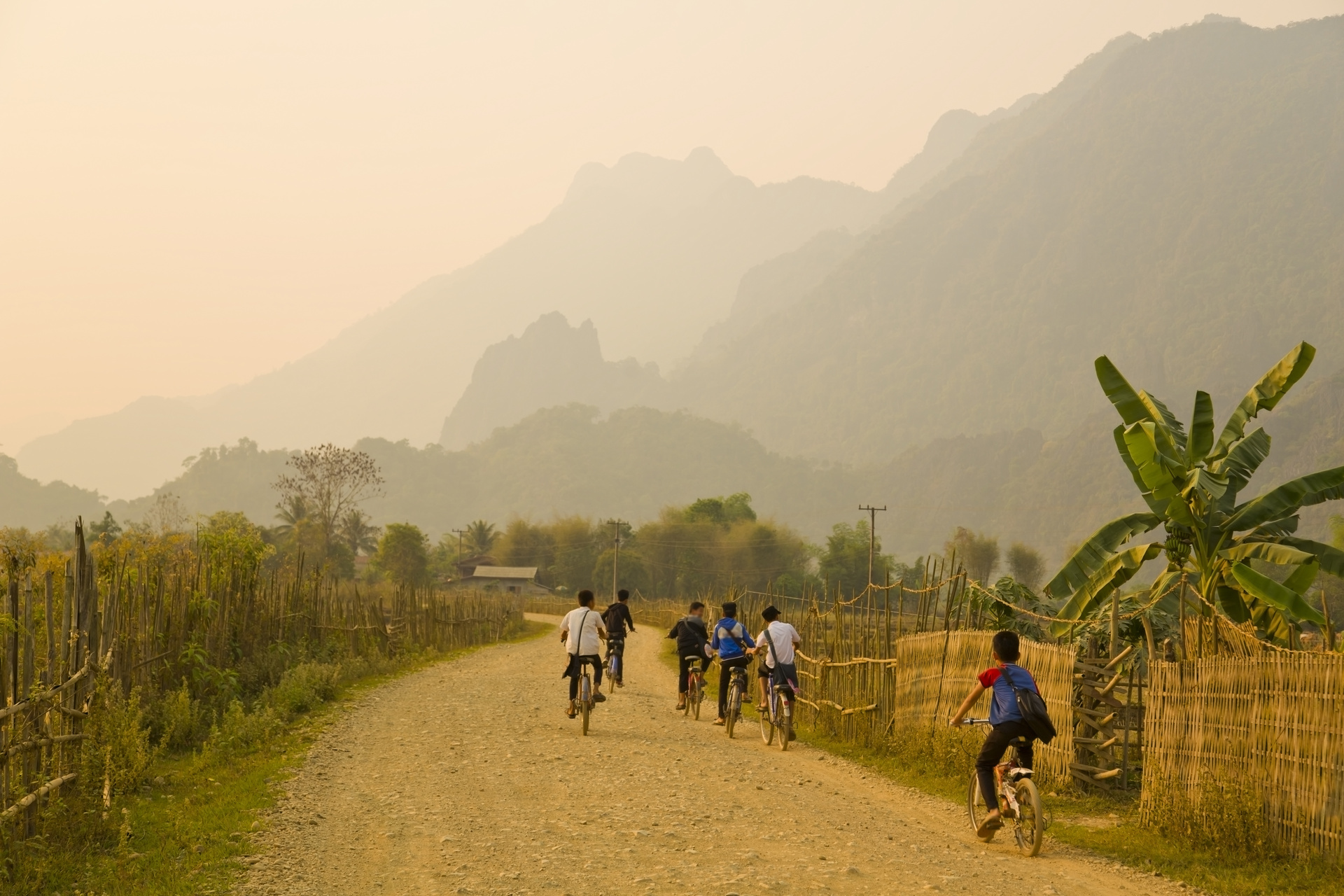 enfants vélo vang vieng laos